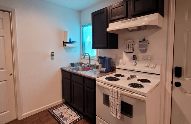 Charming 1-bd house in Downtown Farmington, 1block from Police & Fire stations