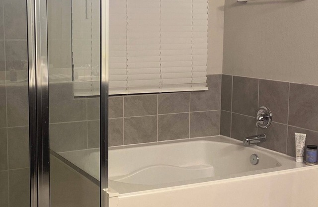 Charming 1-BD Master Ste w/ in an amazing park subdivision in Missouri City