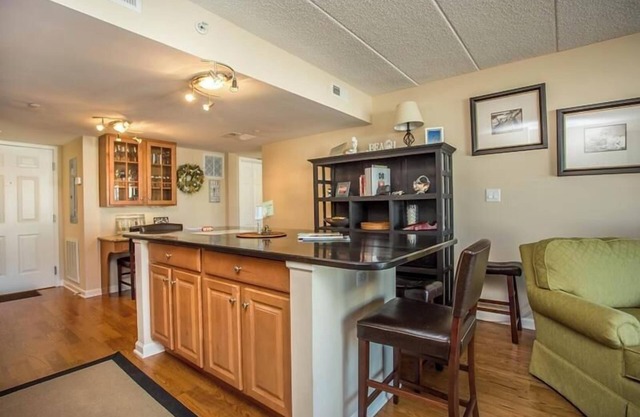 Charming 1-BDR Condo with Stunning Marina Views & Rooftop Pool at South Dewey