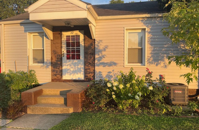 Charming 1-bdrm pet friendly home in New Philadelphia with AC and fenced yard