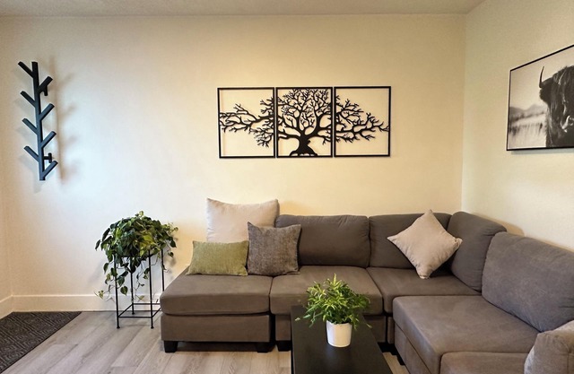 Charming 1 bdrm garden suite with laundry just 5 km from ferries and hospital!