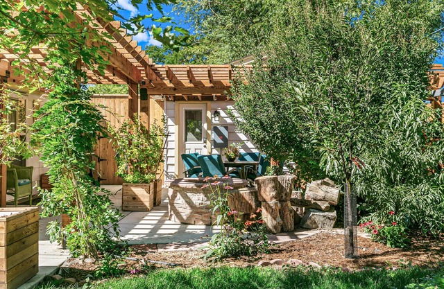 Charming 1-bdrm newly built upscale Cottage with WiFi, AC in peaceful Northglenn
