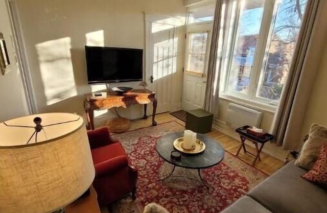 Charming 1 bdrm + office near Verdun waterfront, many amenities for longer stays