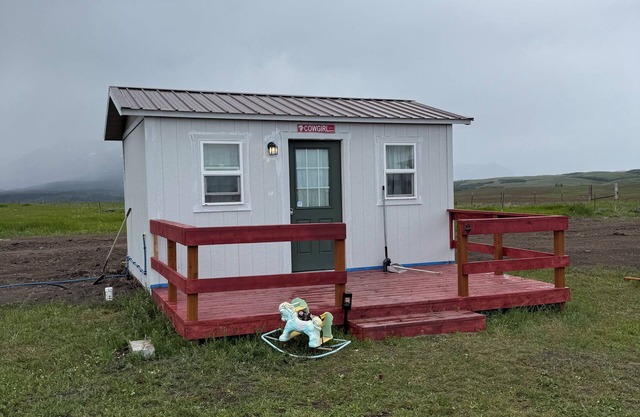 Charming 1-bedroom cottage in tranquil East Glacier Park with WiFi, AC