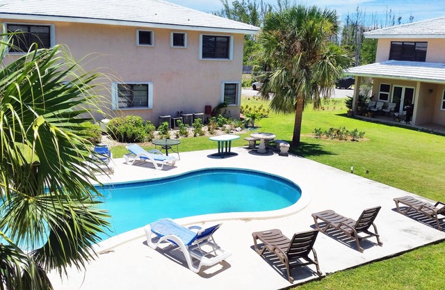 Charmante 1-Bett-Wohnung mit Pool und Wasserblick - ganz in der Nähe des Strandes