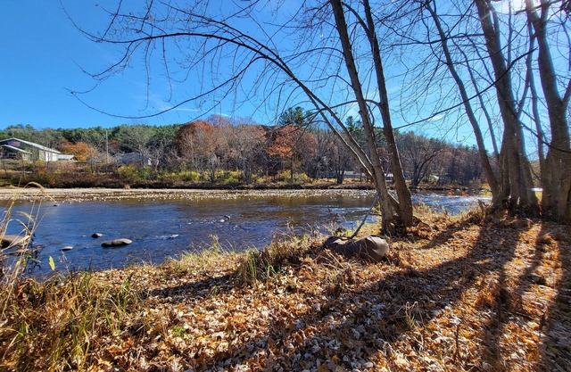 Charming 1-bedroom riverside cottage in enchanting Au Sable Forks with AC & WiFi