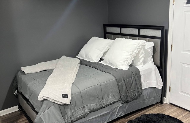Charming 1-bedroom apartment in superb City of Orange with AC,Parking,Internet