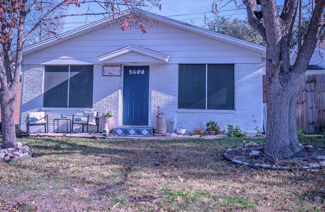 Charming 1-bedroom house with WiFi, AC . within 5 miles from Military Base