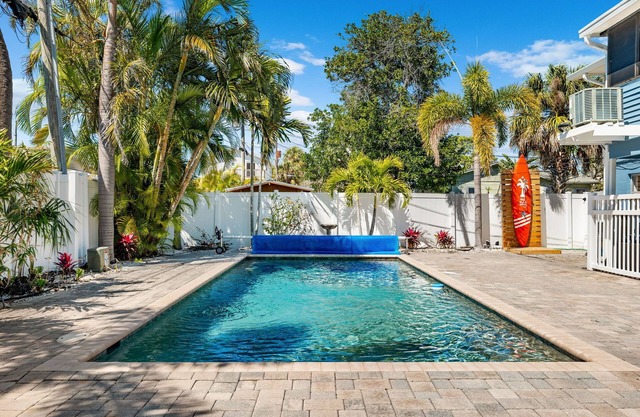 Charming 1-bedroom apartment in enchanting Madeira Beach with WiFi, AC