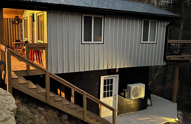 Charming 1-bedroom cottage with WiFi, AC in lovely Roan Mountain