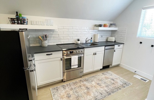 Charming 1 Bedroom 1 bath Private Apartment with Mountain View’s!