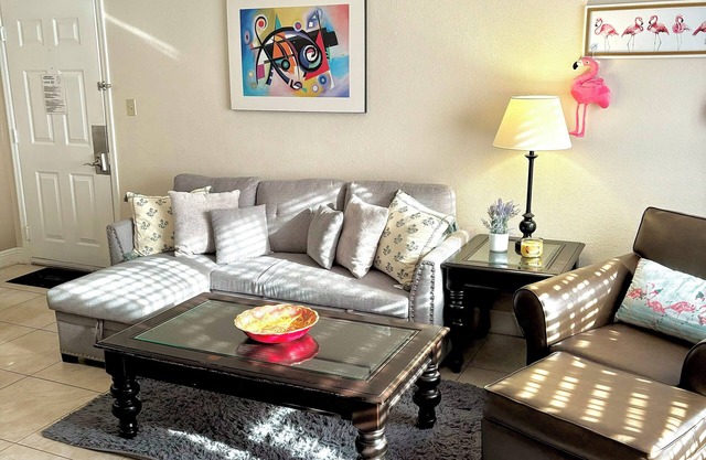 Charming 1-Bedroom, 1-Bath Apartment 10 Minutes to Disney with Pool Access