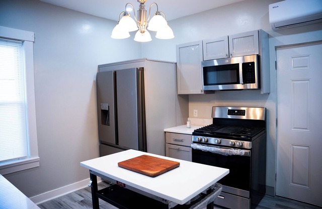 Charming 1-bedroom apartment in gorgeous Fall River with WiFi, AC