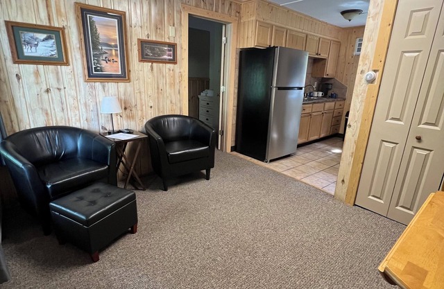 Charming 1-bedroom at Gull Lake Motel in welcoming Lake Shore with AC and WiFi