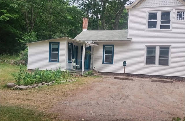 Charming 1-bedroom apartment in peaceful Palenville with WiFi, AC