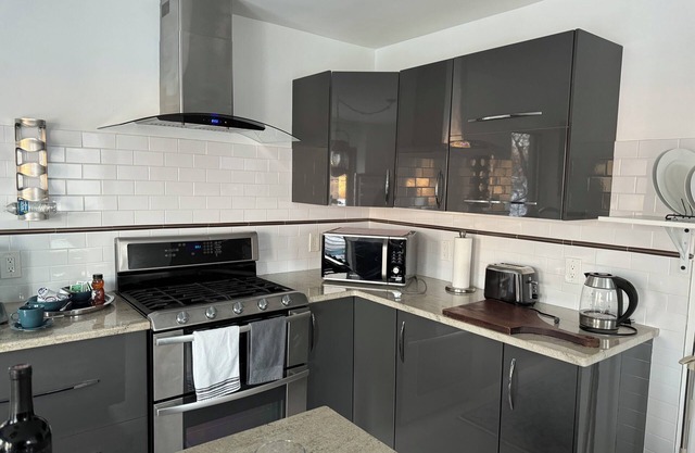 Charming 1-bedroom apartment in Greenwich with Water View & Balcony.