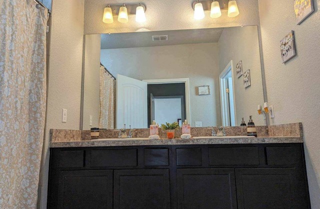 Charming 1-bedroom apartment with WiFi, AC in welcoming Poinciana