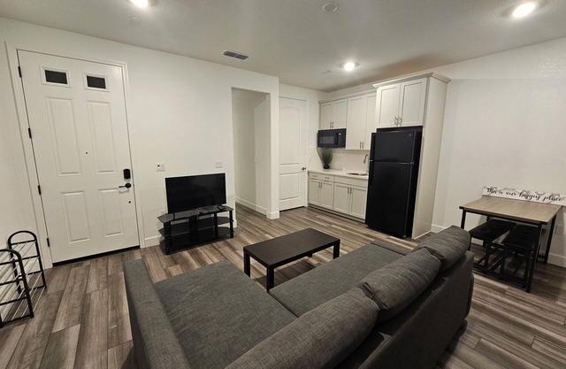 Charming 1-bedroom apartment in marvelous Roseville with WiFi, AC