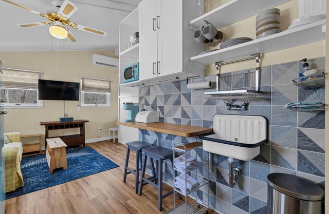 Charming 1-bedroom apartment with AC, 3 minute walk to beach, and new hot tub