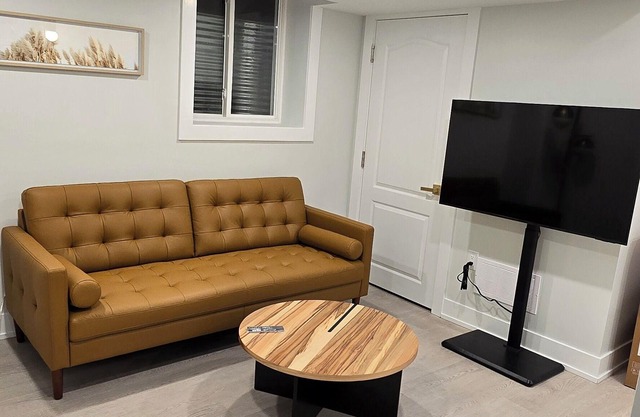 Charming 1-bedroom apartment in delightful Oakville with WiFi, AC