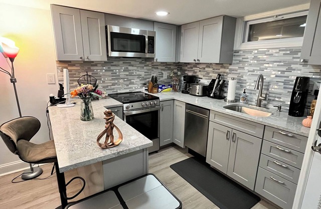 Charming 1-bedroom apartment in delightful Trumbull with AC and many amenities