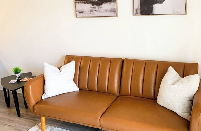 Charming 1-bedroom apartment in fabulous Grant Park.