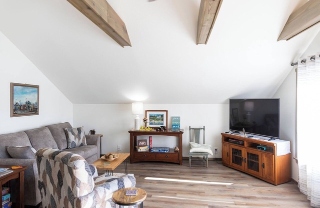 Charming 1-bedroom apartment with deck to view beautiful Seabeck Bay