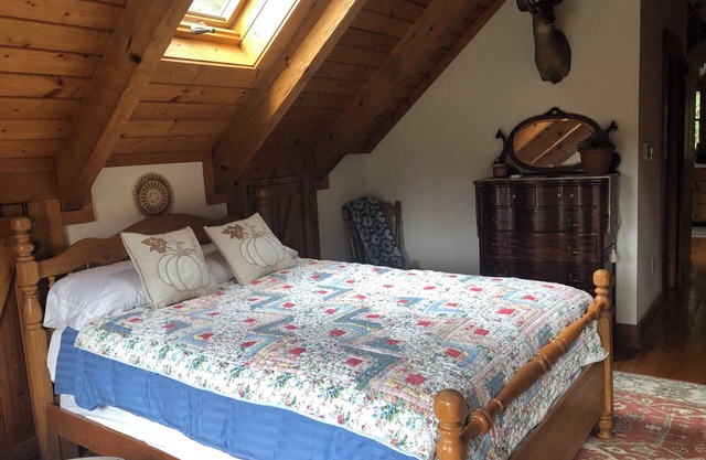 Charming 1-bedroom apartment with AC and WiFi close to old rag and local winery