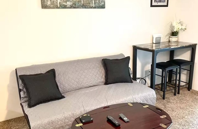 Charming 1-bedroom apartment in superb Burien with WiFi, fitness room