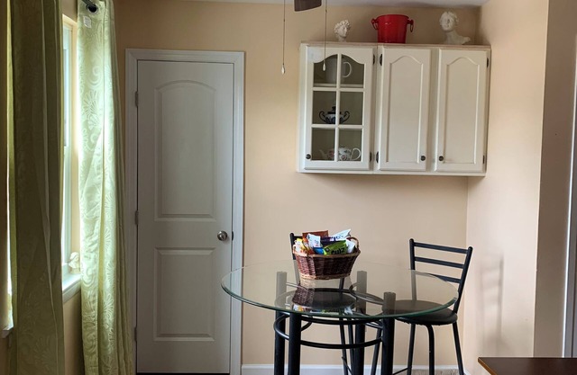 Charming 1-bedroom apartment with WiFi, AC in lovely Edison