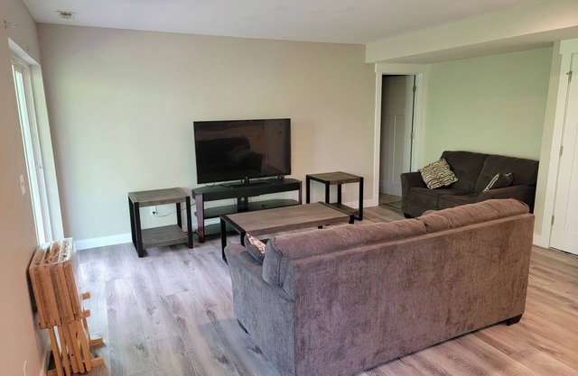 Charming 1-bedroom apartment in terrific Tacoma with WiFi, AC. 420 friendly.