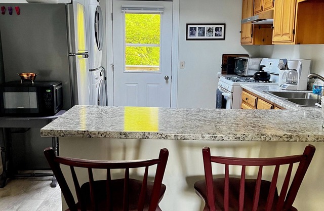 Charming 1-bedroom apartment in wonderful Lenox Dale