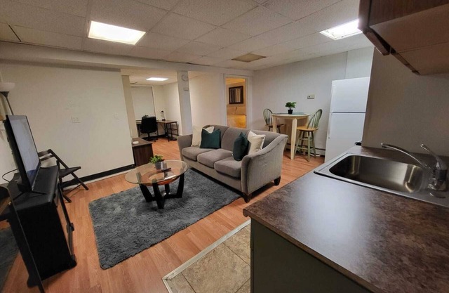 Charming 1-bedroom apartment in cool Troy with WiFi, AC