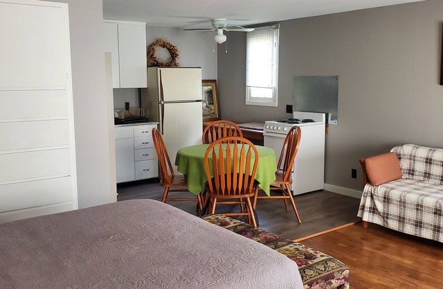 Charming 1-bedroom apt Buffalo WY, on creek, AC, WiFi, & 1 block from downtown.