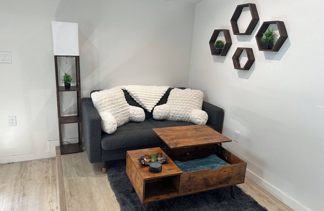 Charming 1-bedroom bungalow in fabulous Long Beach with WiFi, AC