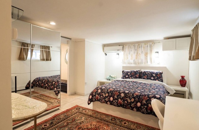 Charming 1-bedroom beautifully furnished apartment in quaint Roslyn w/Parking