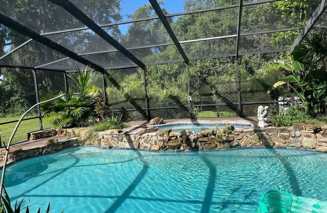 Charming 1-bedroom bungalow with WiFi and fitness room nin Riverview