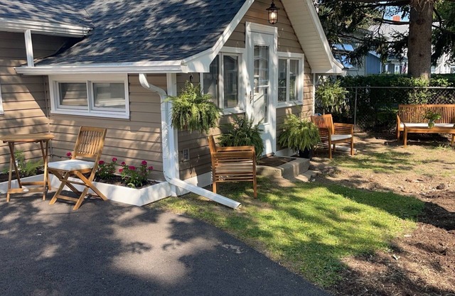Charming 1-bedroom bungalow in Irondequoit with Water Views and Access!