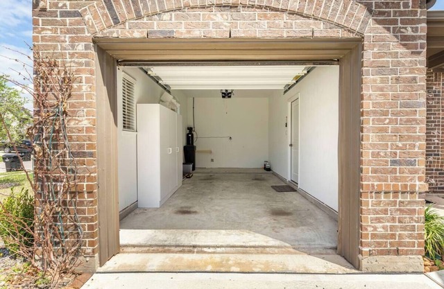 Charming 1-bedroom building in terrific Richmond with WiFi, AC & parking garage