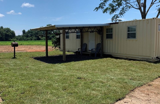 Charming 1-bedroom building in Jay with, AC, on 1 acres of land.