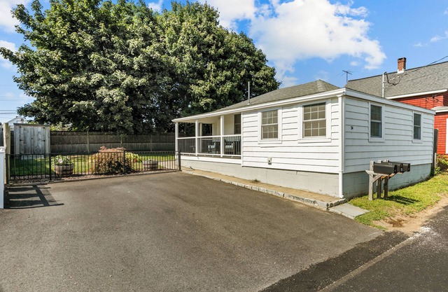 Charming 1-bedroom cottage just steps from Island Park Beaches