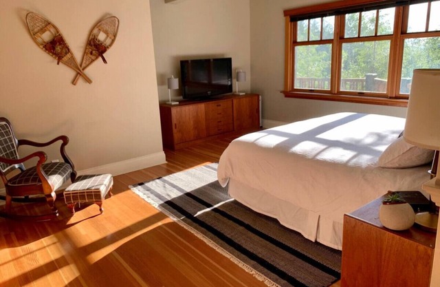 Charming 1-bedroom Hilltop King Suite