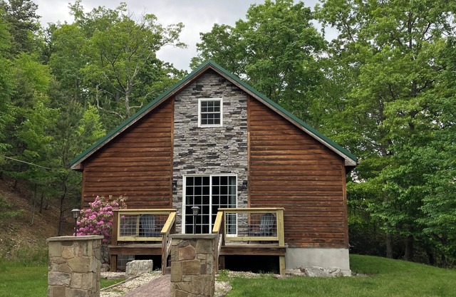 Charming 1-bedroom cabin in fabulous Franklin with AC, WiFi.