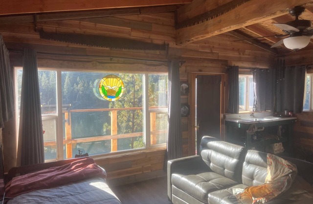 Charming 1-bedroom cabin in feather falls ca. hunting and fishing getaway