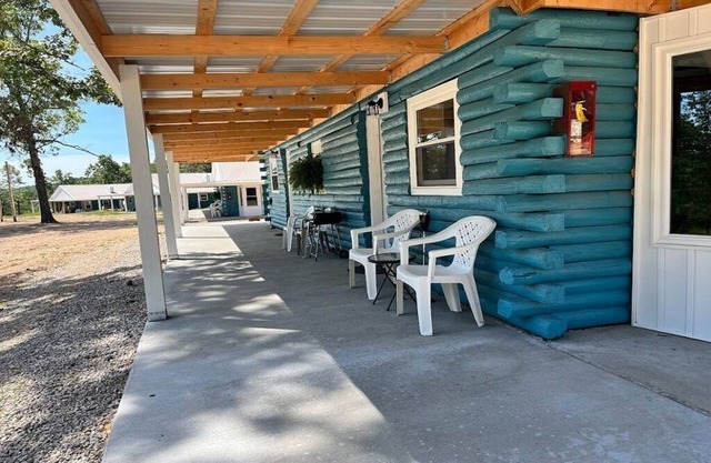 Charming 1-bedroom cabin with Loft. 3 Miles from Bennett Springs State Park