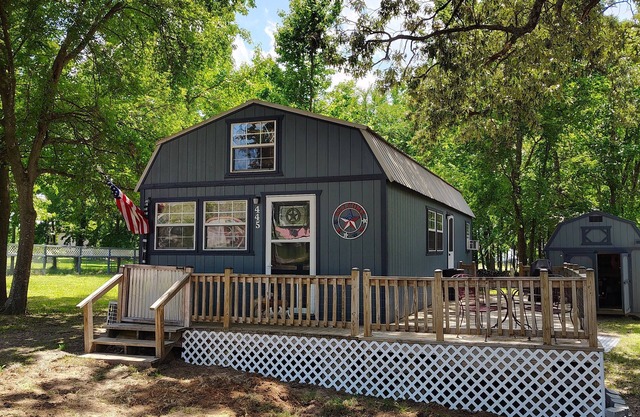 Charming 1-bedroom cabin in Quitman Texas on World famous Lake Fork sleeps 4