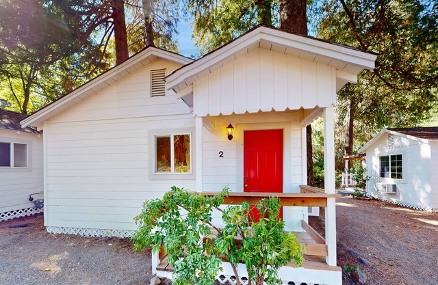 Charming 1 bedroom cabin. Queen bed, WIFI, King Sofa Sleeper. Outdoor seating.