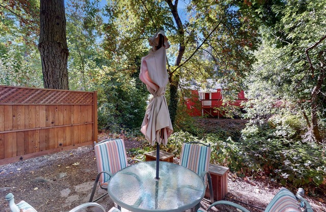 Charming 1 bedroom cabin. Queen Bed, WIFI, outdoor seating and dining area.