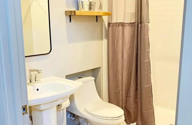 Charming 1-Bedroom Cabin in Uhland with Kitchen & Walk-In Shower