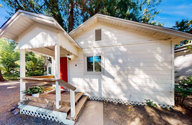 Charming 1 bedroom Cabin with King bed, Queen Sofa Sleeper, WIFI, Kitchen, Deck